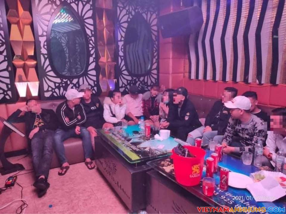 Đột kích quán karaoke lúc 1 giờ sáng, phát hiện 38 đối tượng dương tính với ma túy