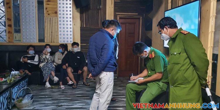 Pleiku: Phát hiện quán karaoke lén lút mở cửa đón khách.