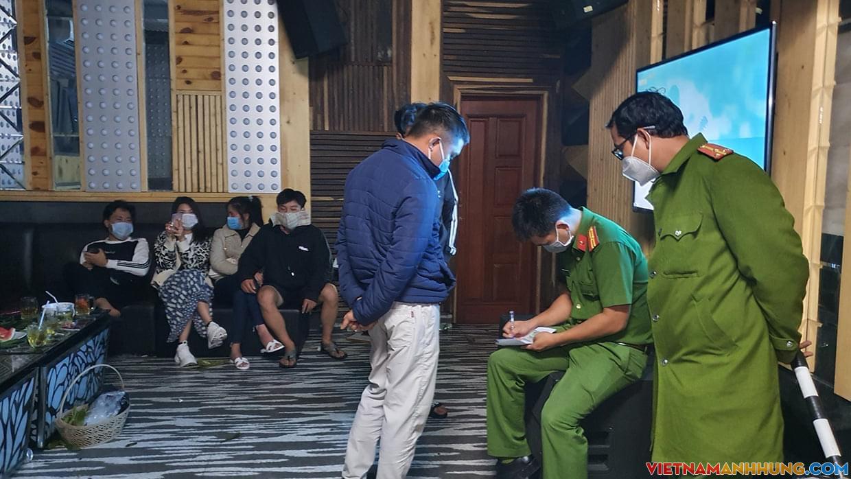 Pleiku: Phát hiện quán karaoke lén lút mở cửa đón khách.