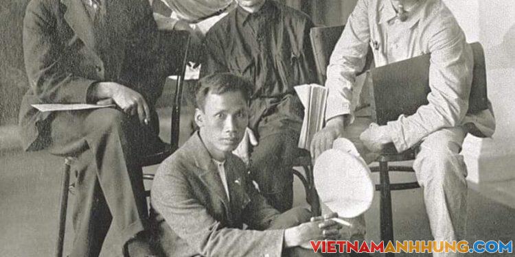 Nguyễn Ái Quốc, ngồi dưới nền, tại Quốc tế cộng sản năm 1923.