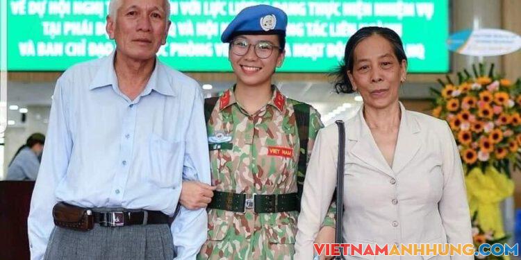 Chân dung nữ chiến sỹ mũ nồi xanh