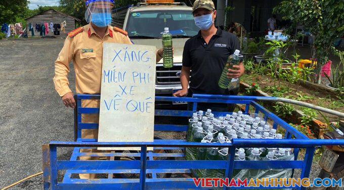 CSGT phát xăng, bánh mỳ miễn phí cho người về quê