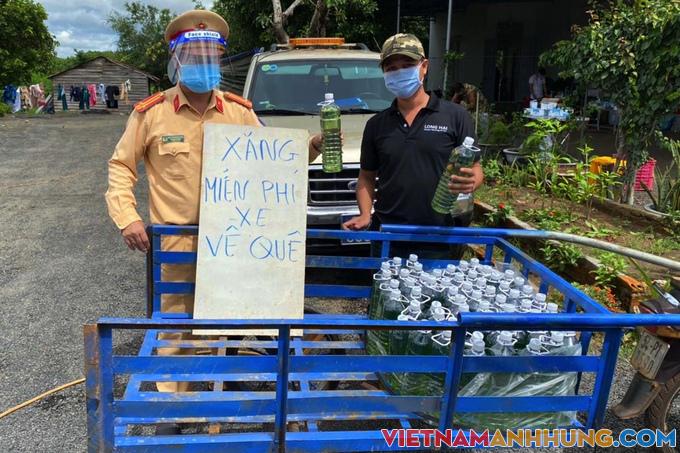 CSGT phát xăng, bánh mỳ miễn phí cho người về quê