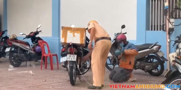 Làm động tác lấy điện thoại thôi mà cư dân mạng lại nói quỳ lạy xin nói mãi rồi, một nữa sự thật không bao giờ là sự thật