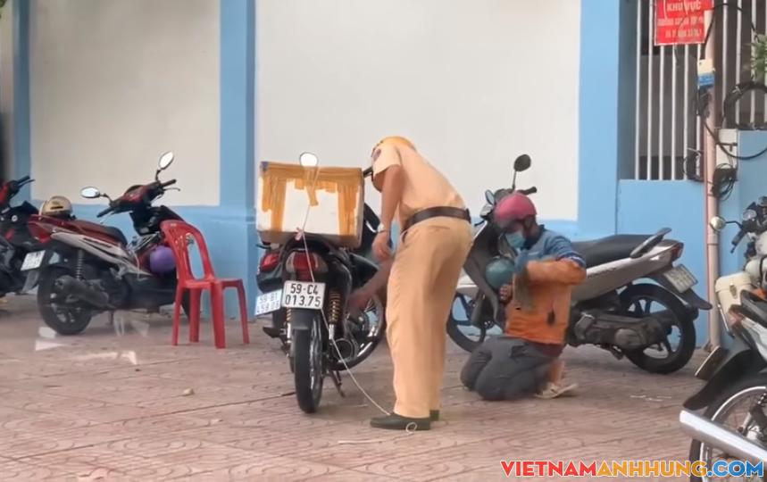 Làm động tác lấy điện thoại thôi mà cư dân mạng lại nói quỳ lạy xin nói mãi rồi, một nữa sự thật không bao giờ là sự thật