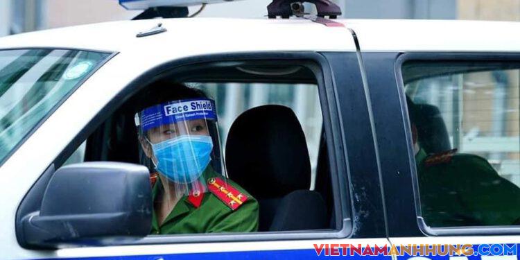 Nữ cảnh sát lái xe đặc chủng đi chợ hộ nhân dân.