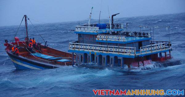 Tàu Cảnh sát biển xuyên màn đêm liên tiếp ứng cứu 2 tàu cá ngư dân gặp nạn ở Lý Sơn