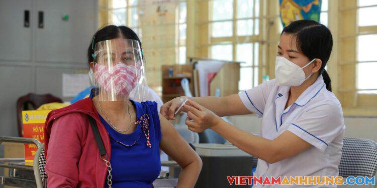 Chủ tịch phường nói gì khi ban hành văn bản yêu cầu viết cam kết, nêu lý do không tiêm vaccine?