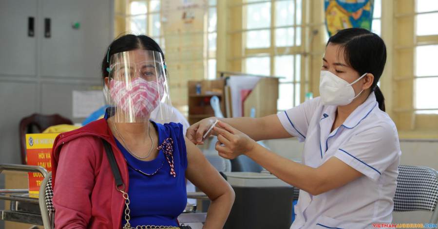 Chủ tịch phường nói gì khi ban hành văn bản yêu cầu viết cam kết, nêu lý do không tiêm vaccine?