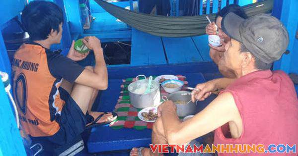 284 tàu cá lênh đênh chờ được tiếp tế lương thực