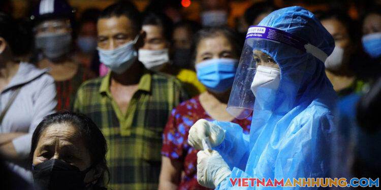 Hàng trăm tiểu thương chen chúc đợi xét nghiệm Covid-19