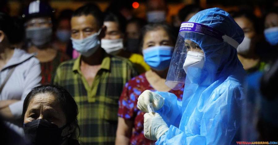 Hàng trăm tiểu thương chen chúc đợi xét nghiệm Covid-19