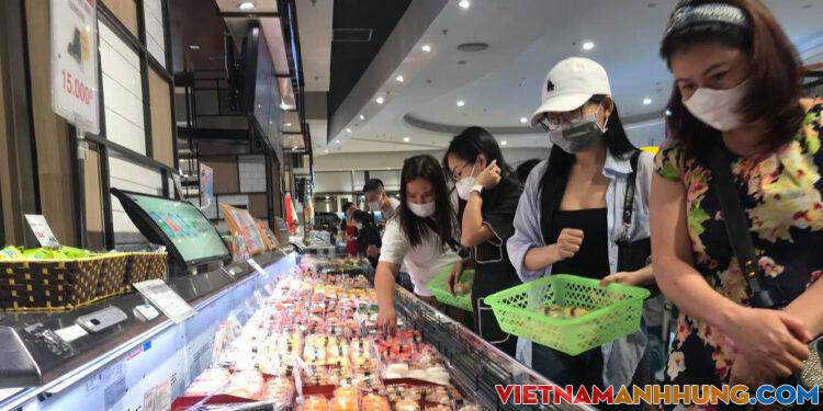 Các siêu thị chật cứng người trong ngày cuối tuần