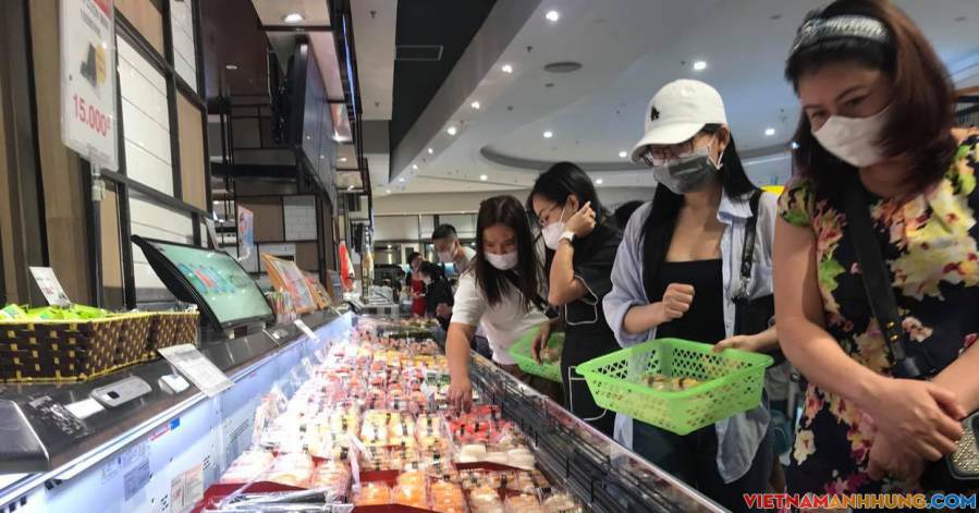 Các siêu thị chật cứng người trong ngày cuối tuần