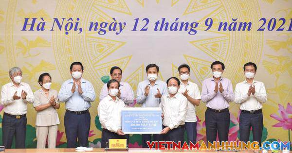 Thủ tướng Phạm Minh Chính phát động chương trình “Sóng và máy tính cho em”