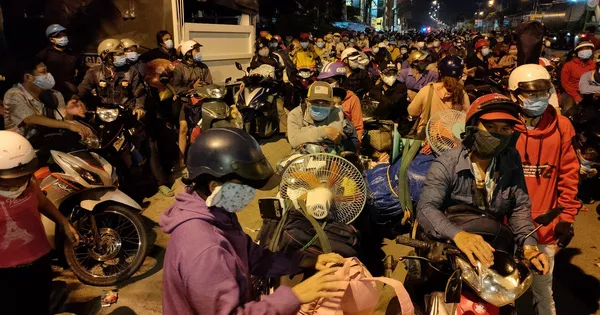 Ôm con 20 ngày tuổi mong qua chốt để về quê tránh dịch