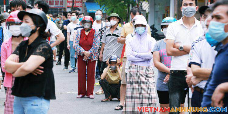 Khàn cổ khi yêu cầu người dân giãn cách, xếp hàng mua bánh trung thu