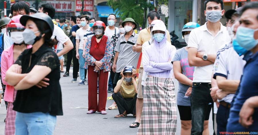 Khàn cổ khi yêu cầu người dân giãn cách, xếp hàng mua bánh trung thu