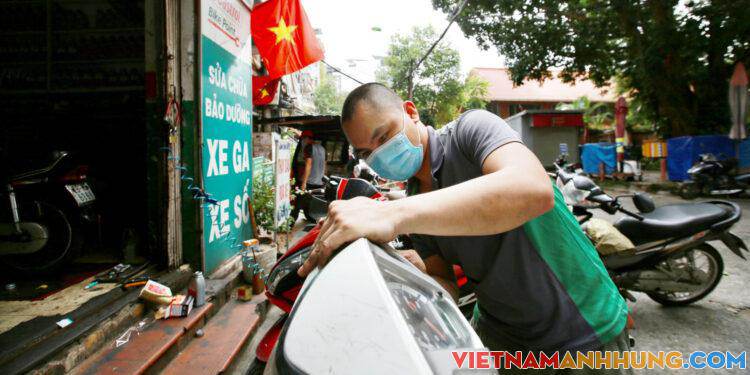 Tiệm sửa xe mở lại, cả chủ lẫn khách đều “vui như Tết”!