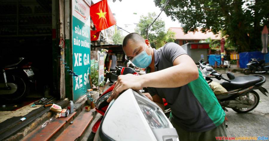 Tiệm sửa xe mở lại, cả chủ lẫn khách đều “vui như Tết”!