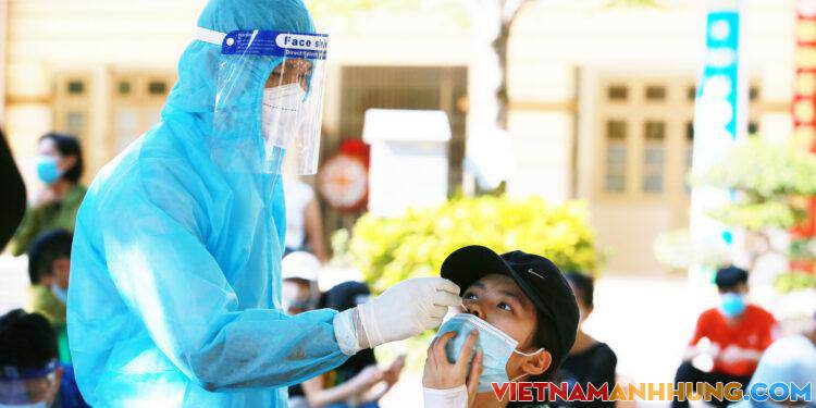 Hà Nội cử hàng trăm cán bộ y tế về Hà Nam tổng lực lấy mẫu truy vết F0 ngoài cộng đồng