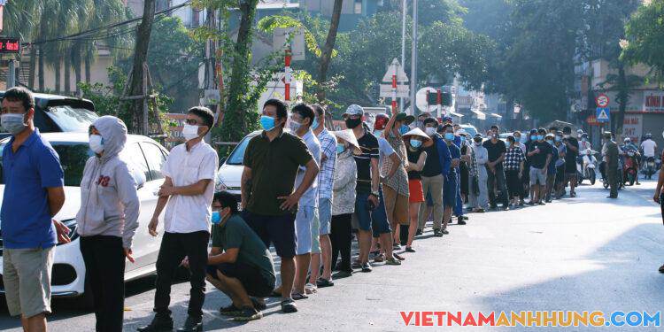 Trưng dụng trường học thành điểm bán, người dân xếp hàng từ 2 giờ chờ mua bánh trung thu