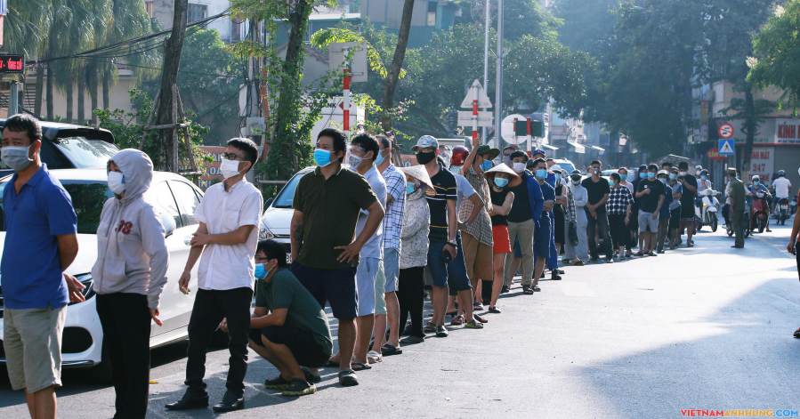 Trưng dụng trường học thành điểm bán, người dân xếp hàng từ 2 giờ chờ mua bánh trung thu