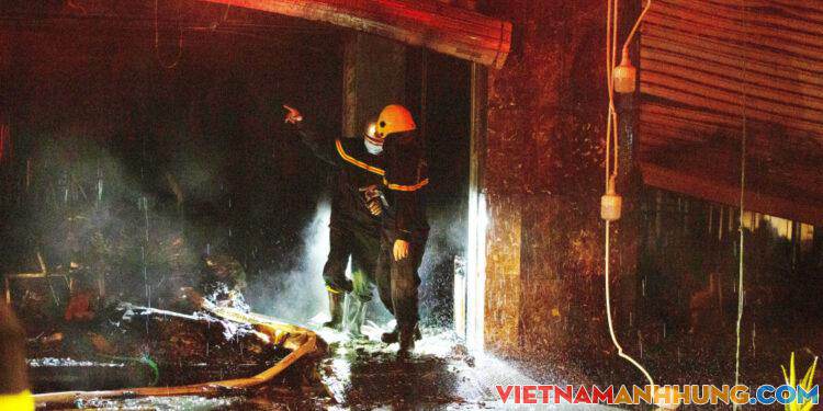 Cận cảnh hiện trường cháy biệt thự bán quần áo ở Ninh Hiệp tan hoang sau nhiều giờ