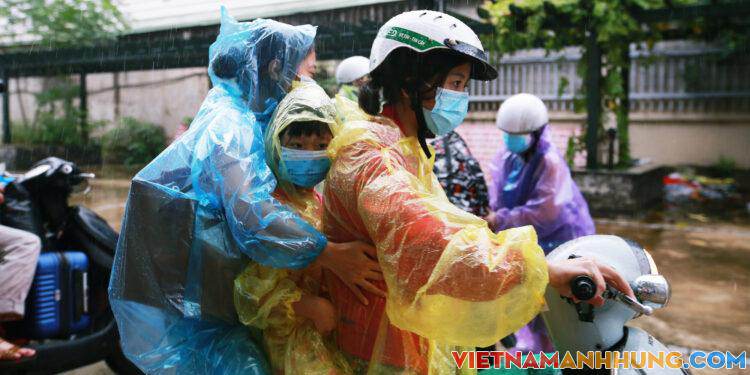 Người thân đội mưa lớn đến đón những công dân phường Thanh Xuân Trung đi cách ly trở về