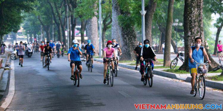 Người dân vui sướng đổ ra bờ hồ Hoàn Kiếm luyện tập thể dục, thể thao