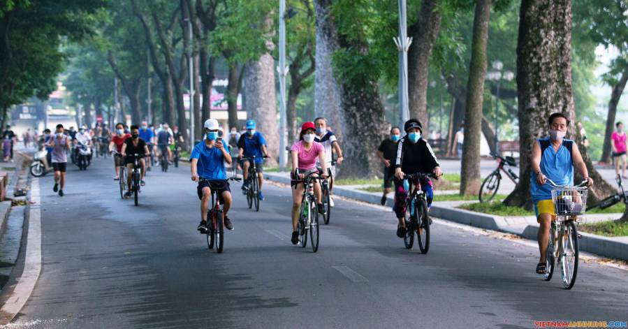 Người dân vui sướng đổ ra bờ hồ Hoàn Kiếm luyện tập thể dục, thể thao