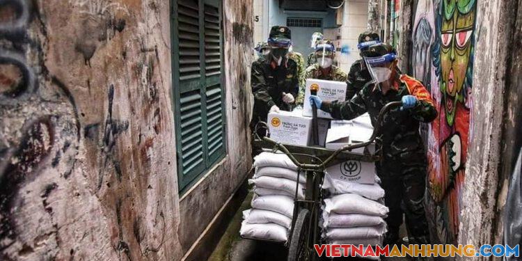 Bộ đội dùng xe đạp thồ đưa lương thực, thực phẩm vào từng ngõ hẻm ở Tp Hồ Chí Minh