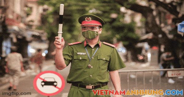 CLIP: Lập chốt chặn hai đầu phố Hàng Mã, kiểm soát người dân mua bán mặt hàng trung thu