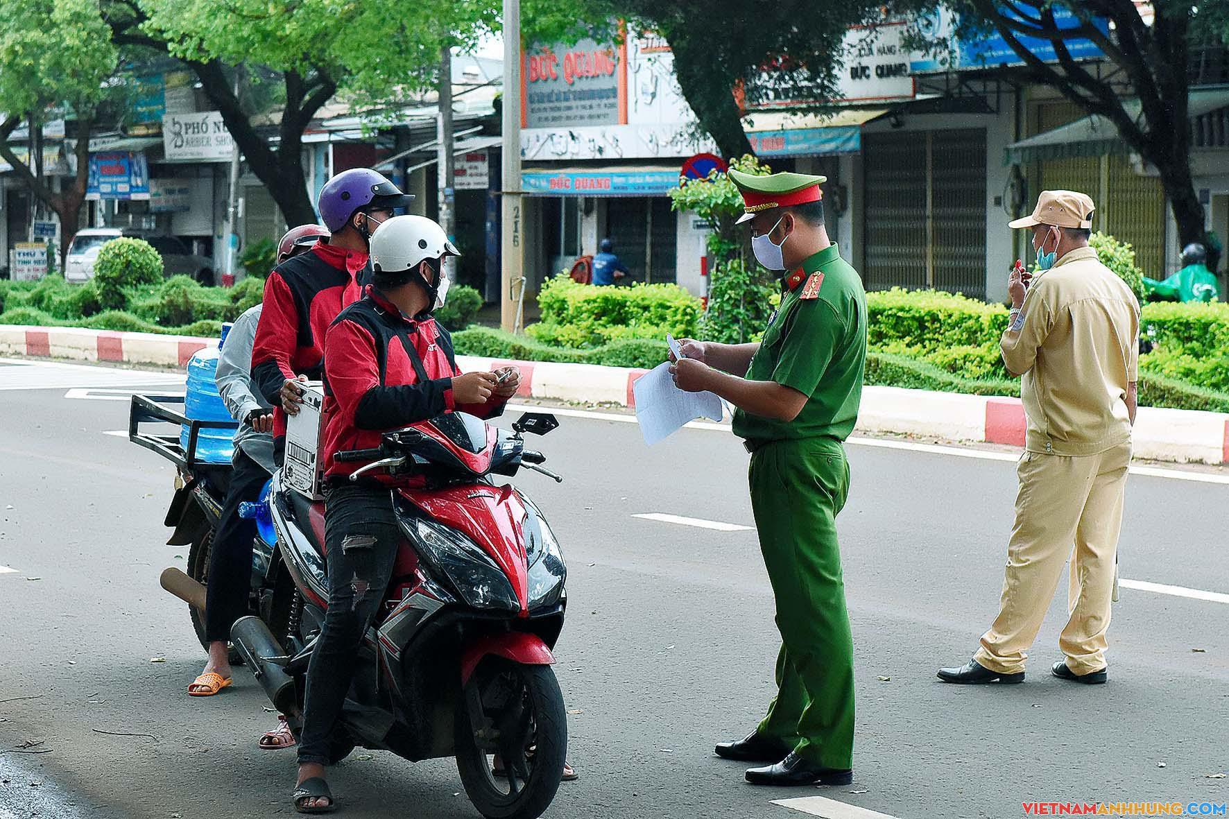 Công an TP. Pleiku đồng loạt kiểm tra các trường hợp ra đường