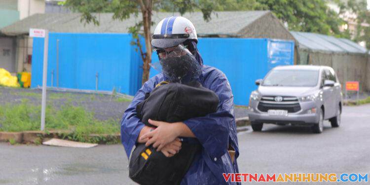 Nghẹn ngào giây phút trao trả kỷ vật của bệnh nhân Covid-19 tử vong cho gia đình