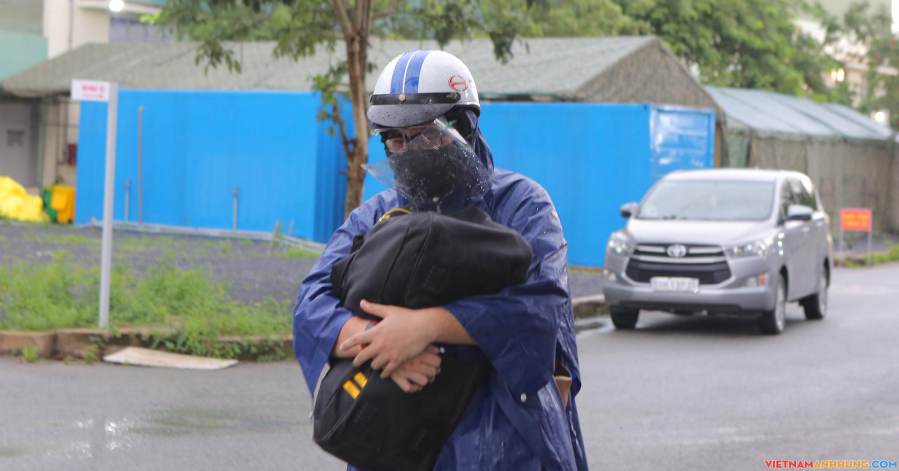 Nghẹn ngào giây phút trao trả kỷ vật của bệnh nhân Covid-19 tử vong cho gia đình