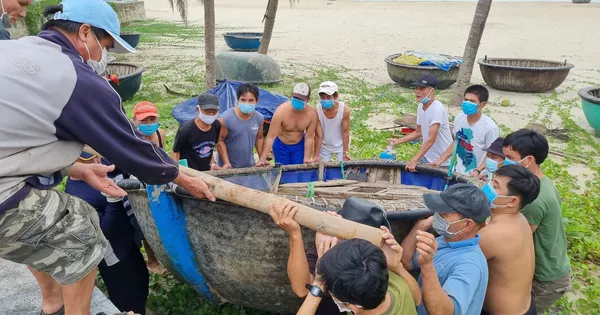 Ngư dân Đà Nẵng hối hả kéo tàu, thuyền lên bờ tránh bão số 5