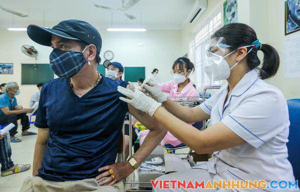 Cận cảnh người dân Hà Nội tiêm vắc-xin Vero Cell