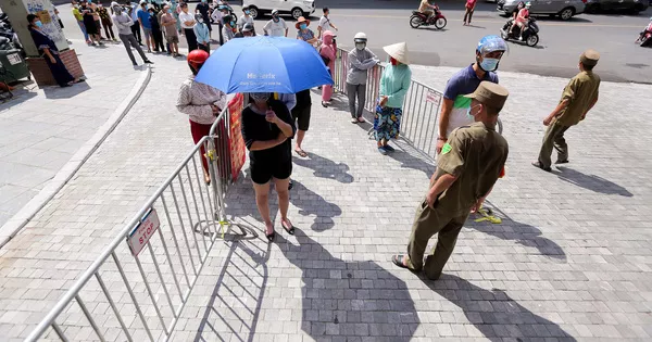 CLIP: Hàng trăm người dân đội nắng, xếp hàng chờ hàng giờ để được mua bánh trung thu