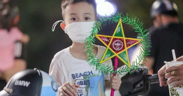 CLIP: Dòng người đi chơi trung thu gây ùn tắc tuyến phố trung tâm Hà N