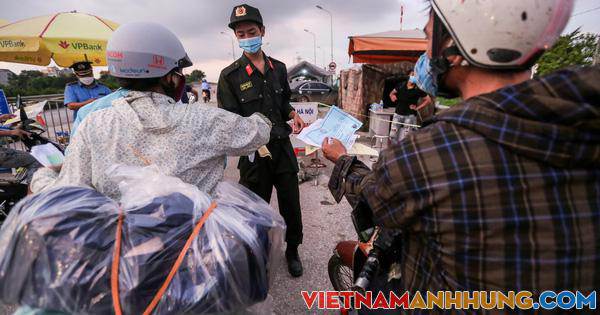 CLIP: Người dân các tỉnh ùn ùn đổ về Thủ đô sau khi Hà Nội nới lỏng giãn cách xã hội