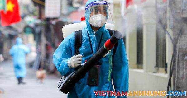 CLIP: Phun khử khuẩn “ổ dịch” Thanh Xuân Trung, chờ ngày đón hơn 1.100 người dân trở về