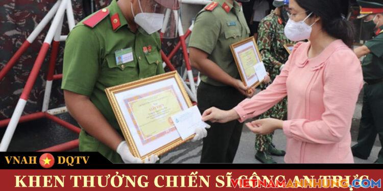 Khen thưởng chiến sĩ Công an giúp sản phụ “vượt cạn” thành công trên vỉa hè