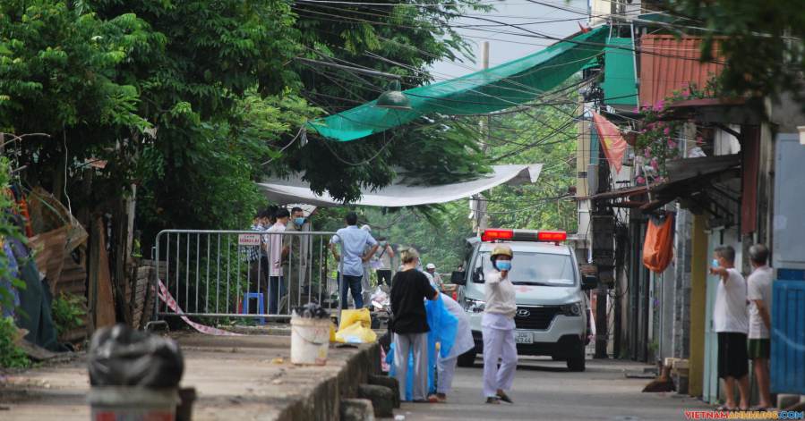 Nhân viên y tế Medlatec, thợ cắt tóc dương tính SARS-CoV-2