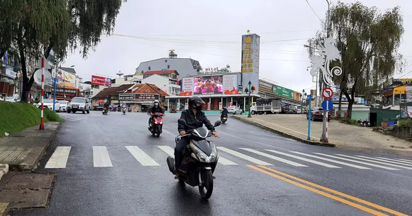 Phố sương mù nhộn nhịp sau khi mở lại một số dịch vụ