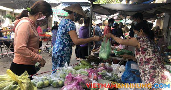 Đi chợ truyền thống, phải biết “cách xa nhau”…