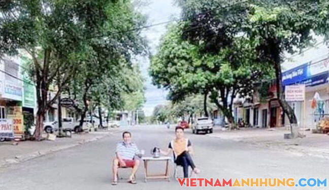 Gia Lai: Đưa bàn ra giữa đường uống trà rồi đăng Facebook, 2 người đàn ông bị phạt