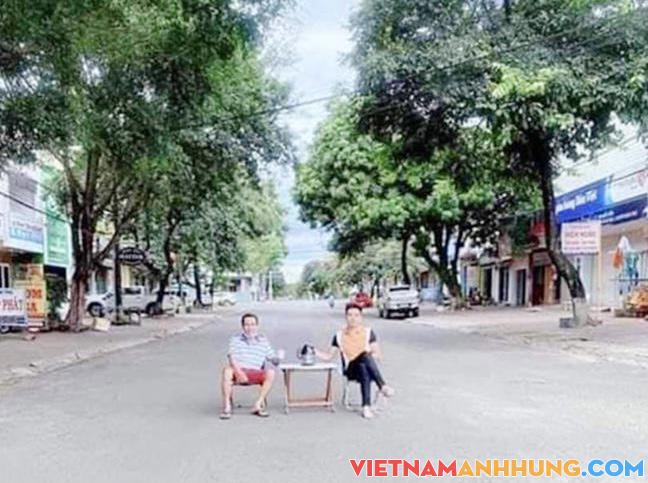 Gia Lai: Đưa bàn ra giữa đường uống trà rồi đăng Facebook, 2 người đàn ông bị phạt