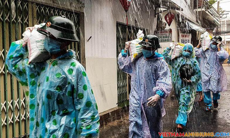 Bộ đội giúp dân ‘vùng đỏ’ chống bão Côn Sơn