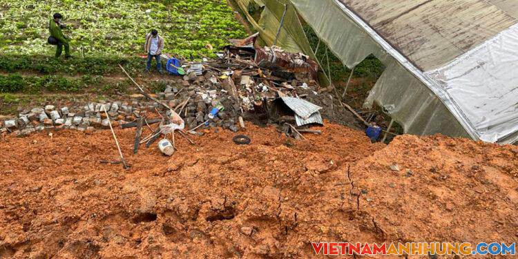 Bốn người bị đất vùi khi trú mưa